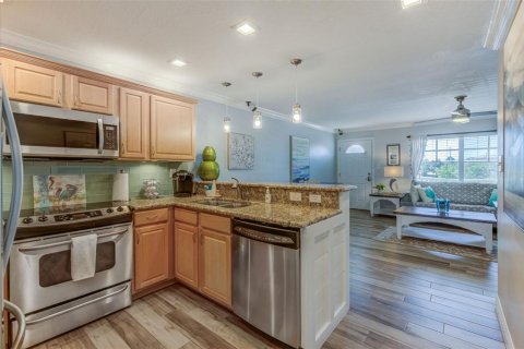 Condo in Saint Pete Beach, Florida, 1 bedroom  № 221765 - photo 8