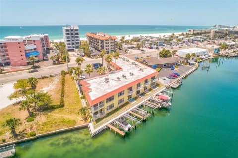 Condo in Saint Pete Beach, Florida, 1 bedroom  № 221765 - photo 13
