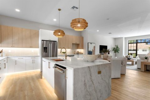 Adosado en venta en Tampa, Florida, 4 dormitorios, 279.73 m2 № 2195834 - foto 3