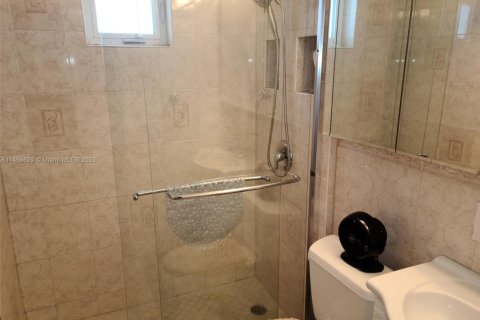 Condo in Pompano Beach, Florida, 1 bedroom  № 729993 - photo 11