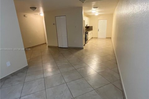 Casa en alquiler en Miami, Florida, 3 dormitorios, 215.53 m2 № 2025168 - foto 4