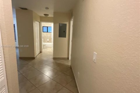 Casa en alquiler en Miami, Florida, 3 dormitorios, 215.53 m2 № 2025168 - foto 3