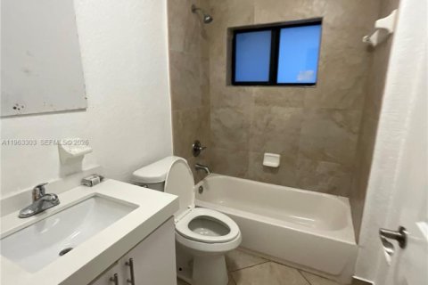 Casa en alquiler en Miami, Florida, 3 dormitorios, 215.53 m2 № 2025168 - foto 11