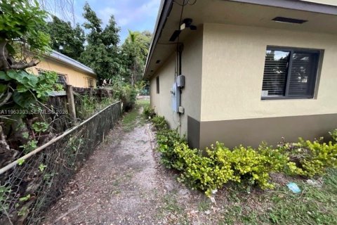 Casa en alquiler en Miami, Florida, 3 dormitorios, 215.53 m2 № 2025168 - foto 2