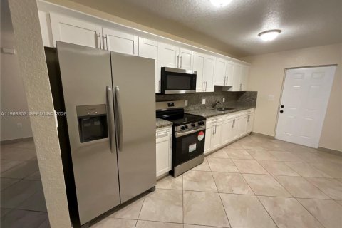 Casa en alquiler en Miami, Florida, 3 dormitorios, 215.53 m2 № 2025168 - foto 6