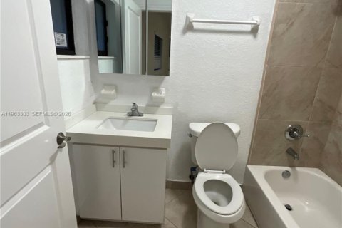 Casa en alquiler en Miami, Florida, 3 dormitorios, 215.53 m2 № 2025168 - foto 12