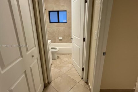 Casa en alquiler en Miami, Florida, 3 dormitorios, 215.53 m2 № 2025168 - foto 9
