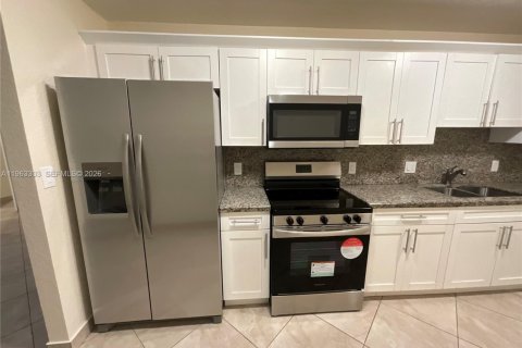 Casa en alquiler en Miami, Florida, 3 dormitorios, 215.53 m2 № 2025168 - foto 7