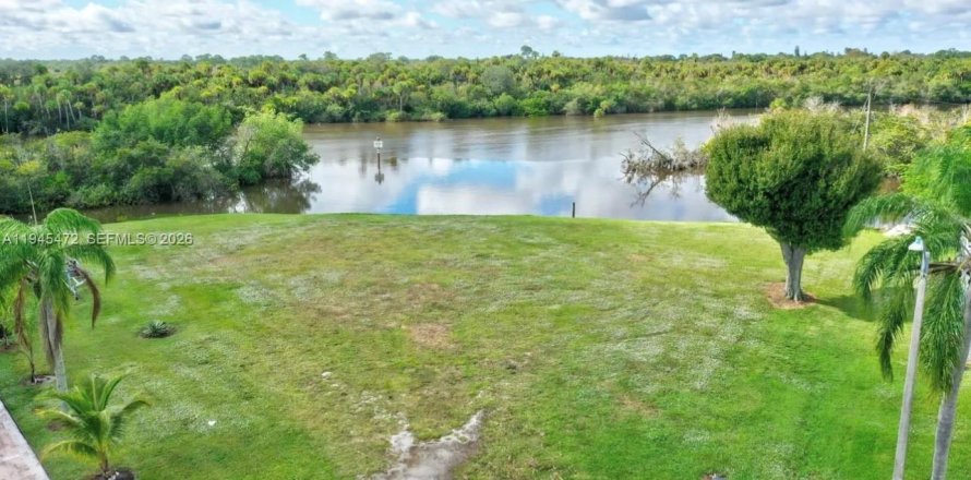 Terrain à Port St. Lucie, Floride № 2152863