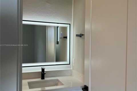 House in Lehigh Acres, Florida 3 bedrooms № 2013286 - photo 5