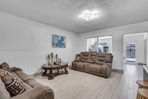 Casa en venta en Miami, Florida, 3 dormitorios № 2031894 - foto 4