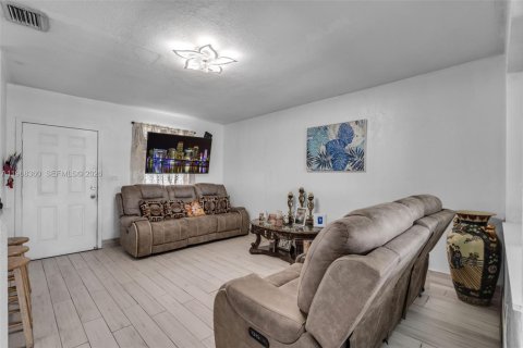 Casa en venta en Miami, Florida, 3 dormitorios № 2031894 - foto 5