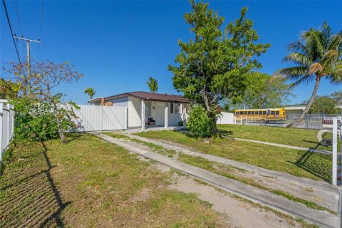 Casa en venta en Miami, Florida, 3 dormitorios № 2031894 - foto 2