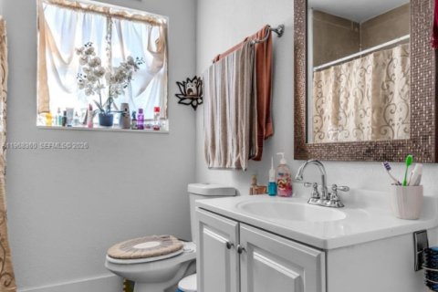 Casa en venta en Miami, Florida, 3 dormitorios № 2031894 - foto 21