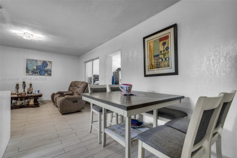 Casa en venta en Miami, Florida, 3 dormitorios № 2031894 - foto 11