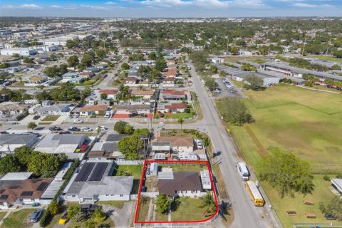 Casa en venta en Miami, Florida, 3 dormitorios № 2031894 - foto 27