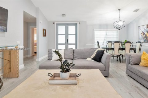 House in Weston, Florida 5 bedrooms, 234.67 sq.m. № 2008414 - photo 10