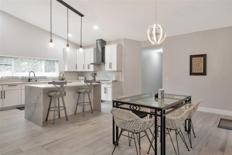 House in Weston, Florida 5 bedrooms, 234.67 sq.m. № 2008414 - photo 19