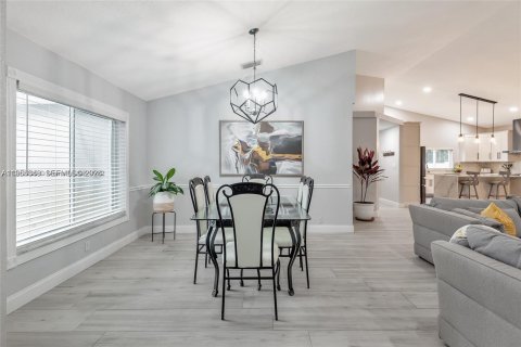 House in Weston, Florida 5 bedrooms, 234.67 sq.m. № 2008414 - photo 6