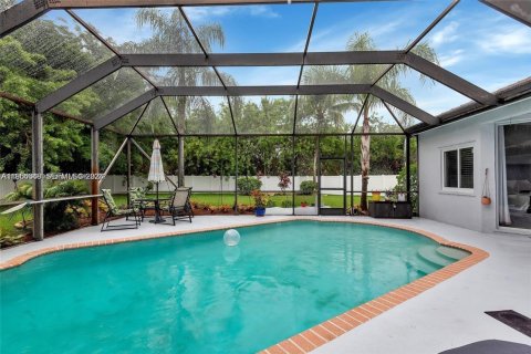 House in Weston, Florida 5 bedrooms, 234.67 sq.m. № 2008414 - photo 3