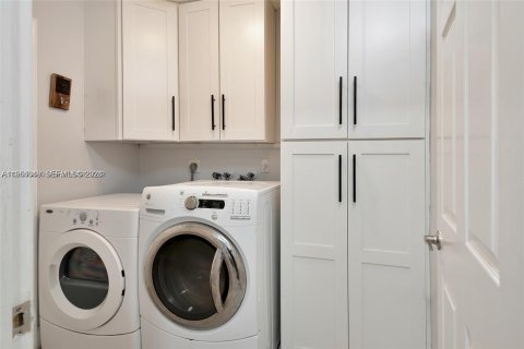 House in Weston, Florida 5 bedrooms, 234.67 sq.m. № 2008414 - photo 12