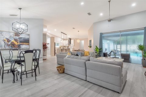 House in Weston, Florida 5 bedrooms, 234.67 sq.m. № 2008414 - photo 5