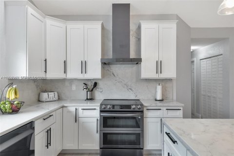 House in Weston, Florida 5 bedrooms, 234.67 sq.m. № 2008414 - photo 25