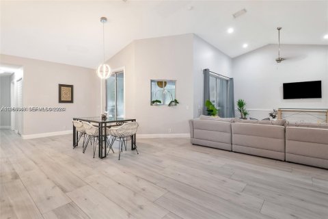 House in Weston, Florida 5 bedrooms, 234.67 sq.m. № 2008414 - photo 14