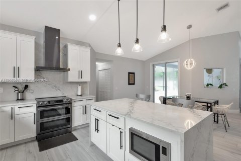 House in Weston, Florida 5 bedrooms, 234.67 sq.m. № 2008414 - photo 26