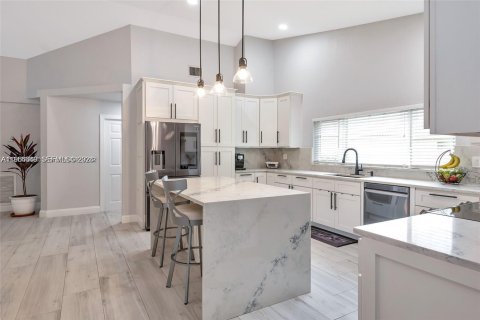 House in Weston, Florida 5 bedrooms, 234.67 sq.m. № 2008414 - photo 21