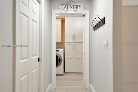 House in Weston, Florida 5 bedrooms, 234.67 sq.m. № 2008414 - photo 11