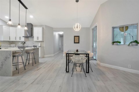 House in Weston, Florida 5 bedrooms, 234.67 sq.m. № 2008414 - photo 16