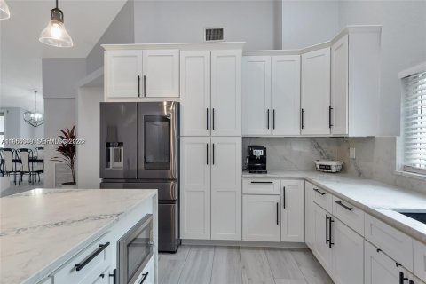 House in Weston, Florida 5 bedrooms, 234.67 sq.m. № 2008414 - photo 24