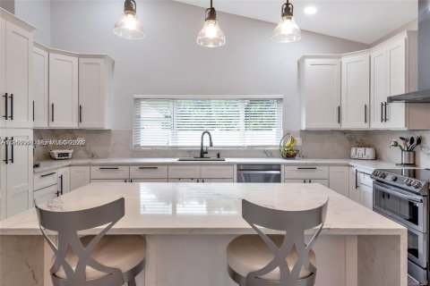 House in Weston, Florida 5 bedrooms, 234.67 sq.m. № 2008414 - photo 20