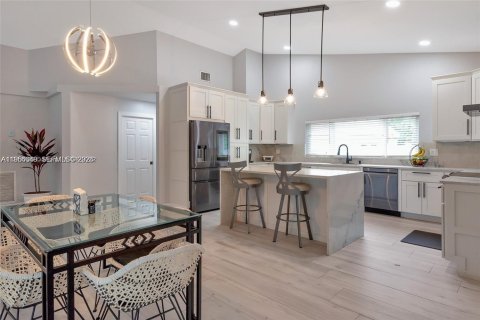 House in Weston, Florida 5 bedrooms, 234.67 sq.m. № 2008414 - photo 23