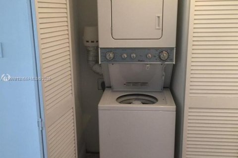 Condo in Miami, Florida, 1 bedroom  № 1996255 - photo 9