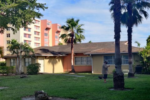 Condo in Miami, Florida, 1 bedroom  № 1996255 - photo 16
