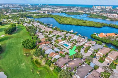 House in Jupiter, Florida 2 bedrooms, 186.64 sq.m. № 1732613 - photo 2
