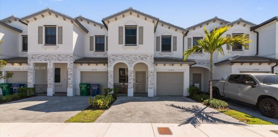 Townhouse in Homestead, Florida 3 bedrooms, 169.08 sq.m. № 1711910