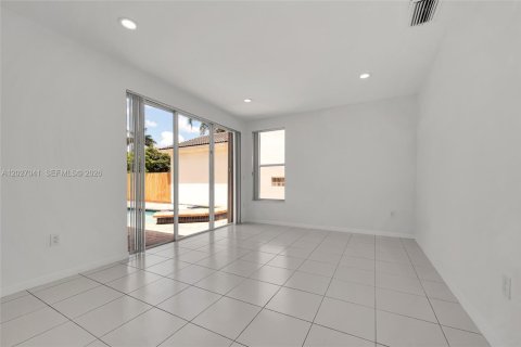House in Miami, Florida 4 bedrooms, 233.28 sq.m. № 2087854 - photo 11