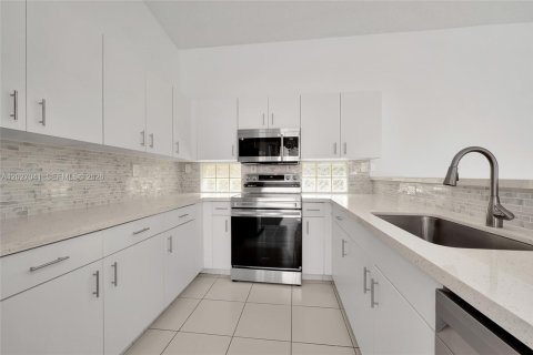 House in Miami, Florida 4 bedrooms, 233.28 sq.m. № 2087854 - photo 25