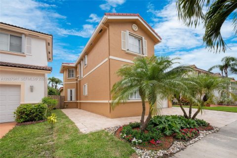 House in Miami, Florida 4 bedrooms, 233.28 sq.m. № 2087854 - photo 4