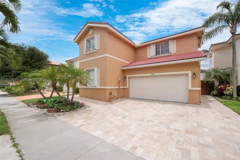 House in Miami, Florida 4 bedrooms, 233.28 sq.m. № 2087854 - photo 2