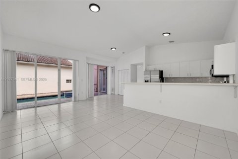 House in Miami, Florida 4 bedrooms, 233.28 sq.m. № 2087854 - photo 18