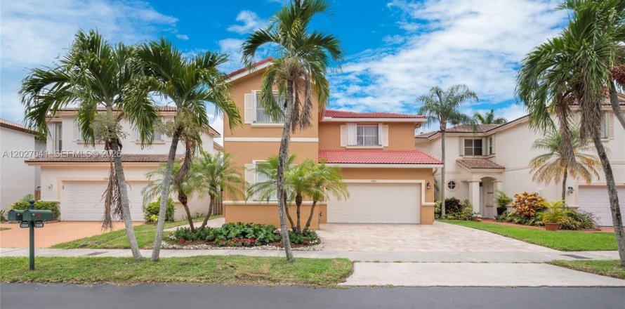 House in Miami, Florida 4 bedrooms, 233.28 sq.m. № 2087854
