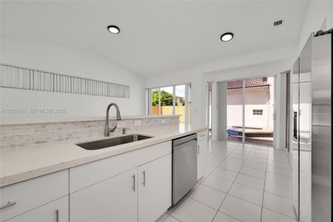 House in Miami, Florida 4 bedrooms, 233.28 sq.m. № 2087854 - photo 24