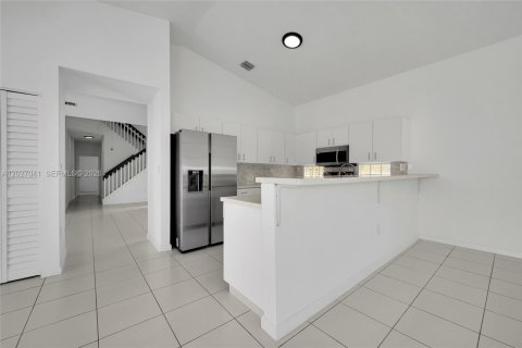 House in Miami, Florida 4 bedrooms, 233.28 sq.m. № 2087854 - photo 19