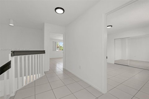 House in Miami, Florida 4 bedrooms, 233.28 sq.m. № 2087854 - photo 30