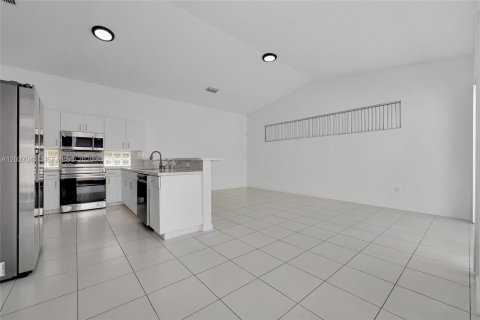 House in Miami, Florida 4 bedrooms, 233.28 sq.m. № 2087854 - photo 17