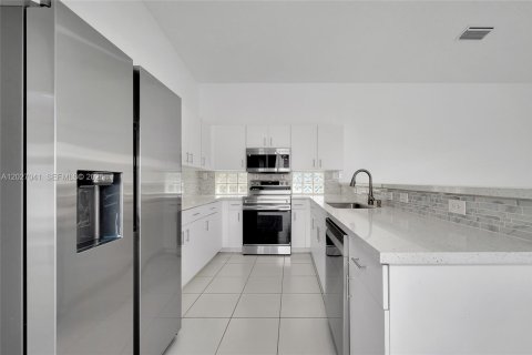 House in Miami, Florida 4 bedrooms, 233.28 sq.m. № 2087854 - photo 22